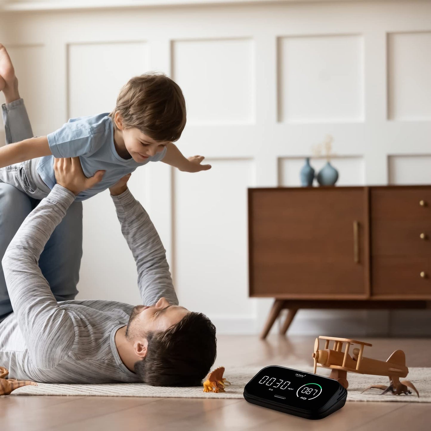 Smart Indoor Air Quality Monitor – CO2, VOC, PM1.0/PM2.5/PM10, Temperature & Humidity Sensor with Mobile App Control and Real-Time Tracking